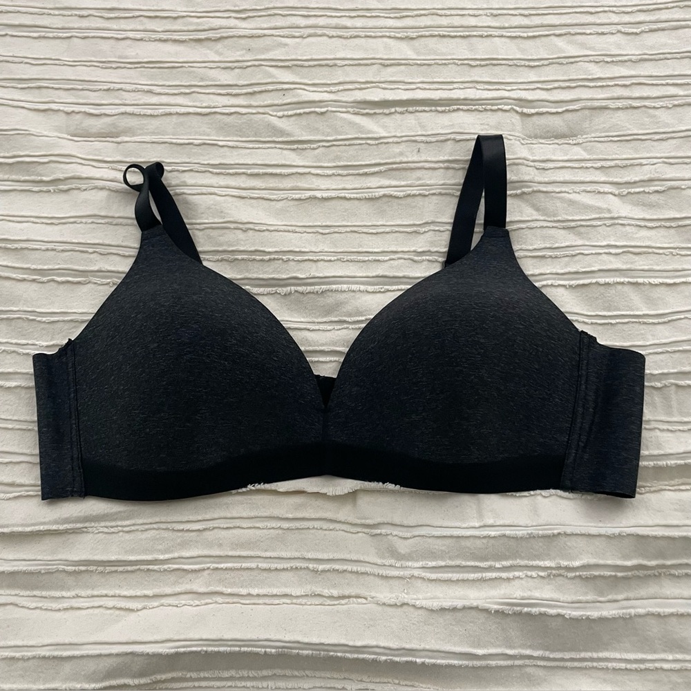 Grey wireless bra. EUC. 100C which is a 44 B/C here.